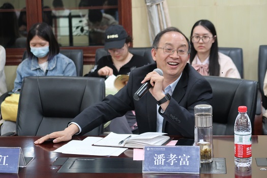 图一 院长潘孝富教授主持讲座.jpg