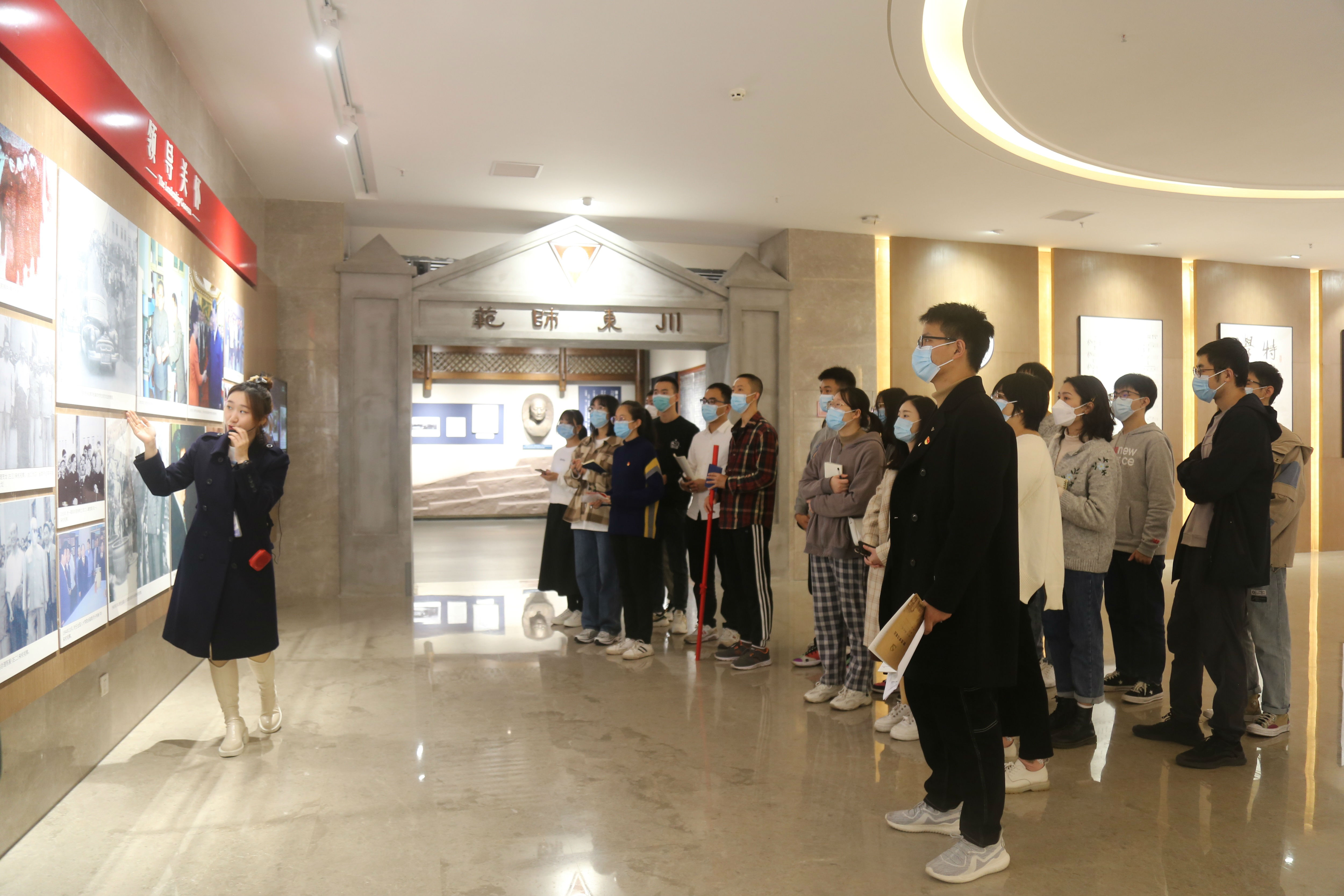 图1:西南大学科研服务站全体成员在校史馆内参观学习.jpg
