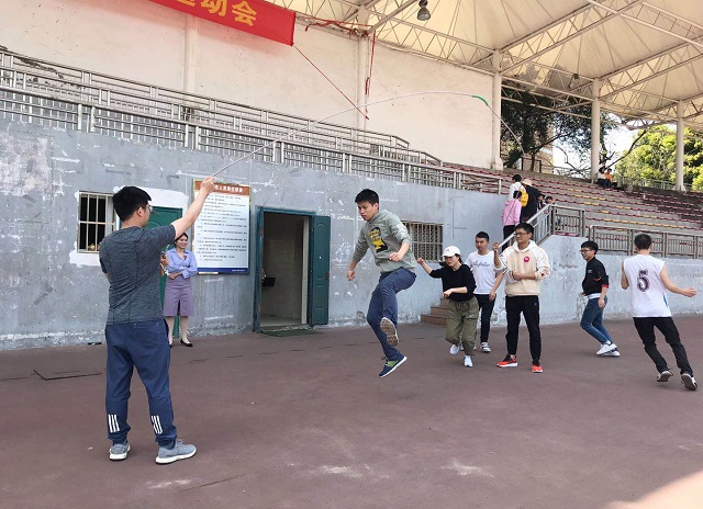 图三 跳大绳比赛现场.jpg