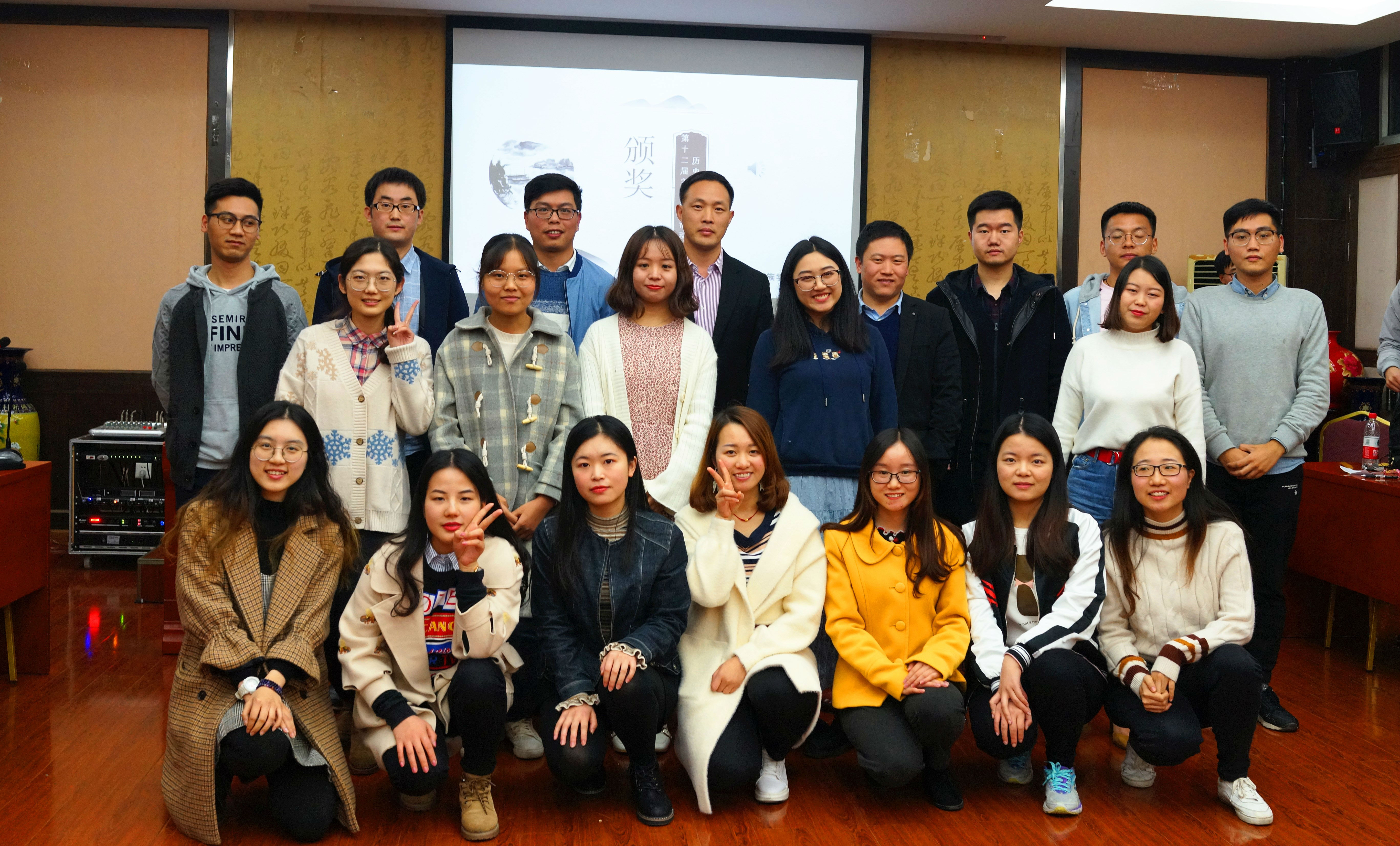老师与学生合照.jpg