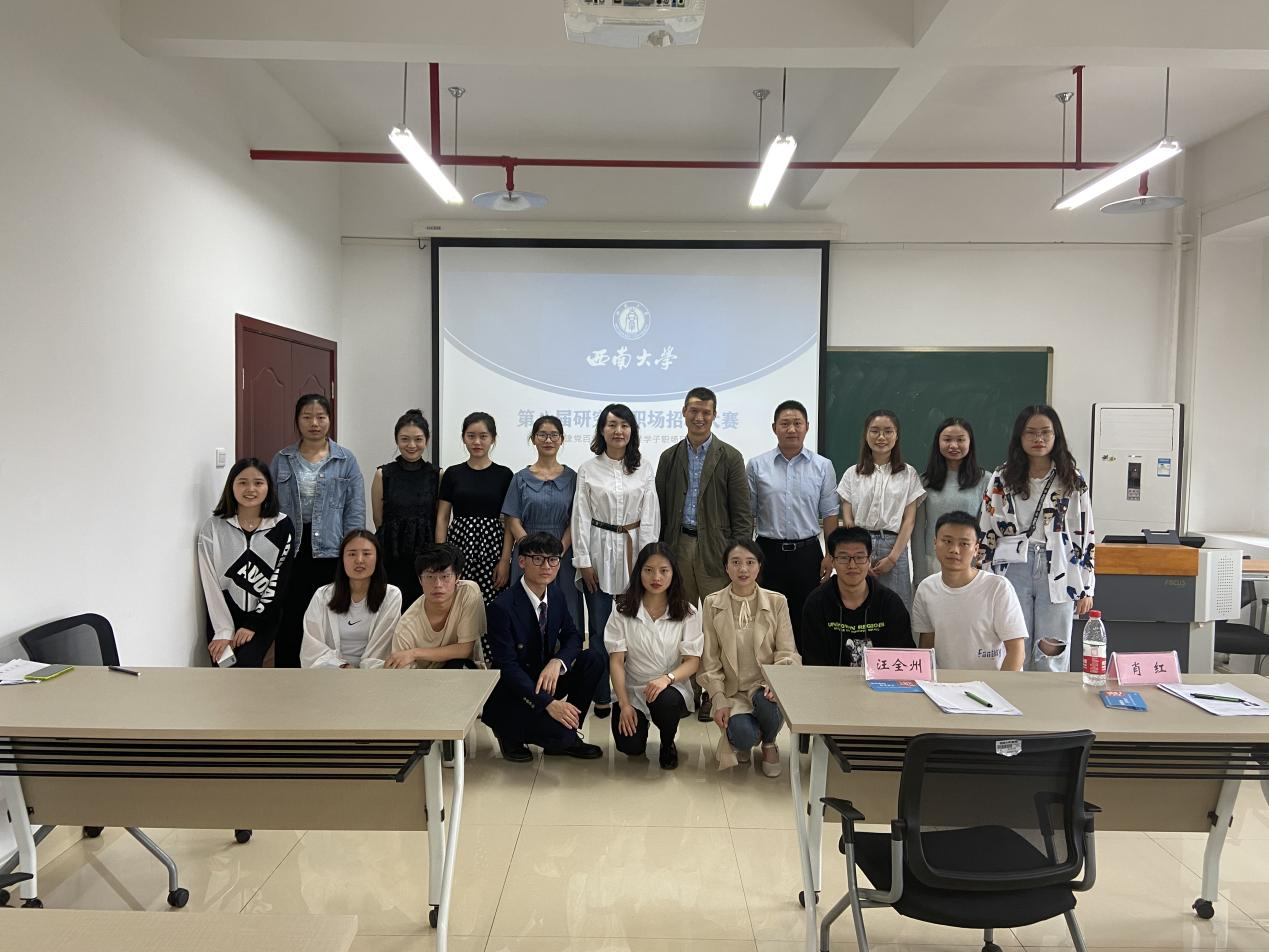 工作人员和评委老师合影留恋.png