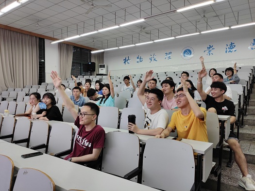 图三 踊跃举手抢答.jpeg