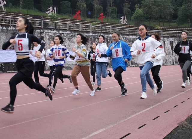(图三:女子800米比赛).JPG
