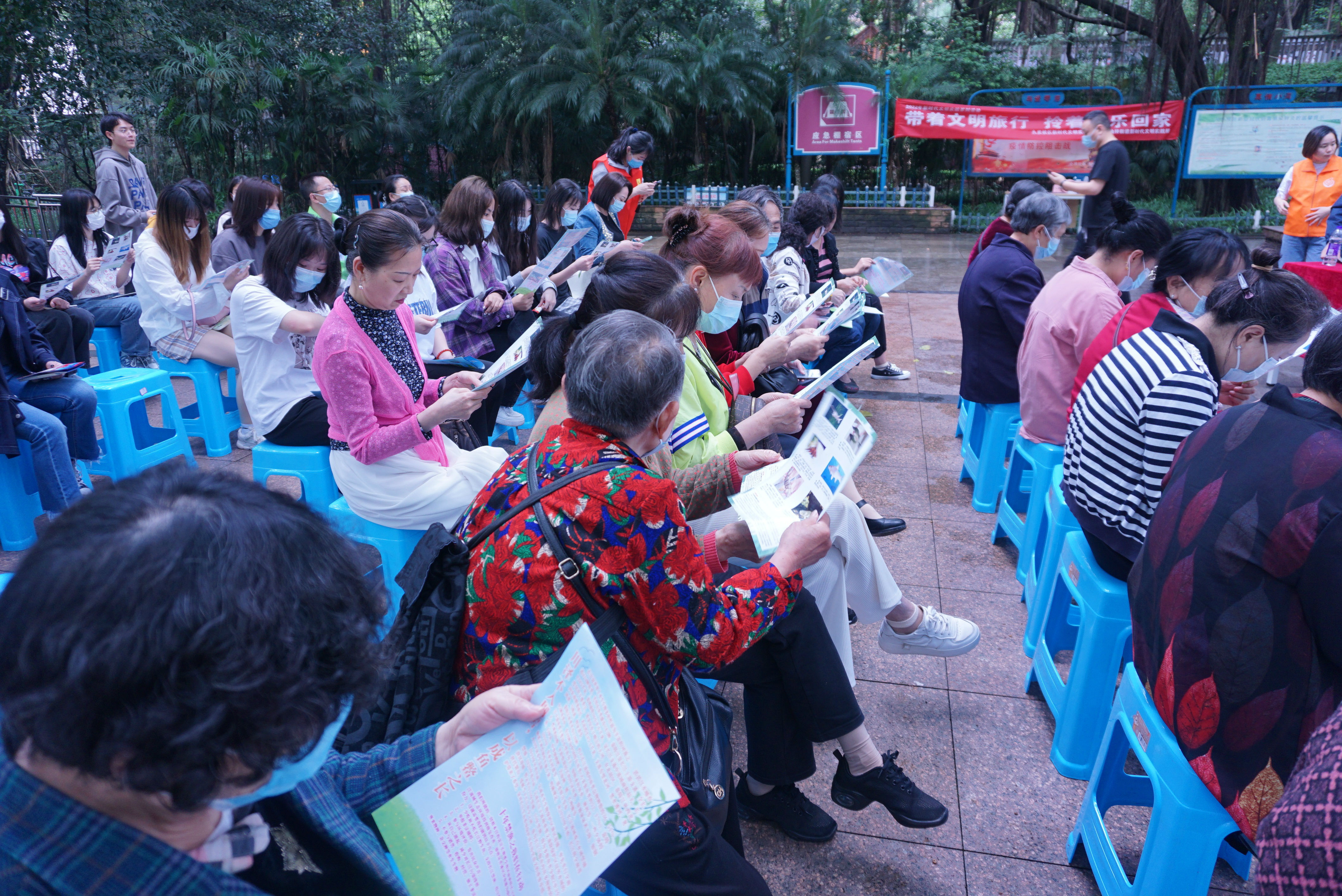 图二 同学及市民认真学习.jpg