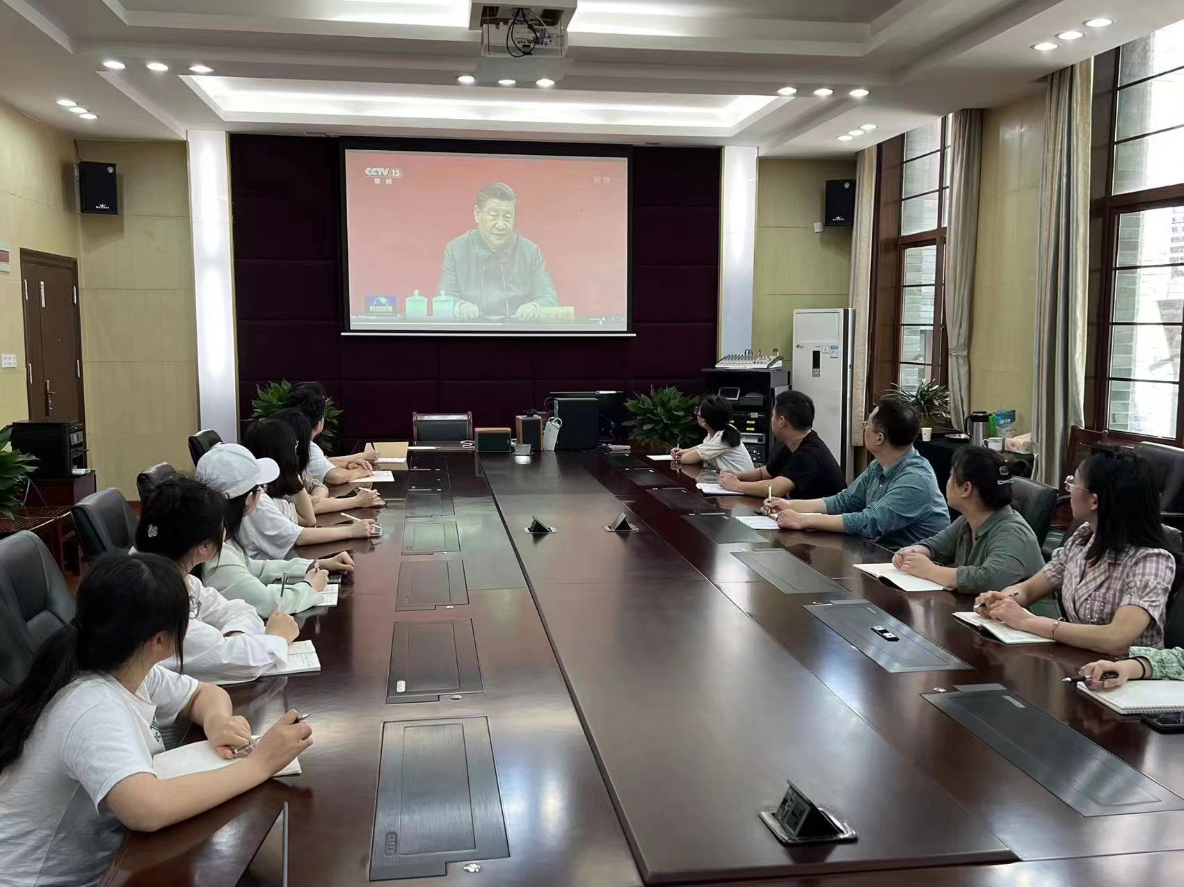图一 集体观看习总书记考察的相关新闻报道.jpg