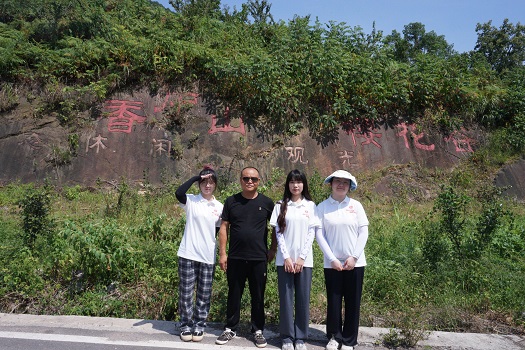 图:实践队员与沈斌合影.jpg