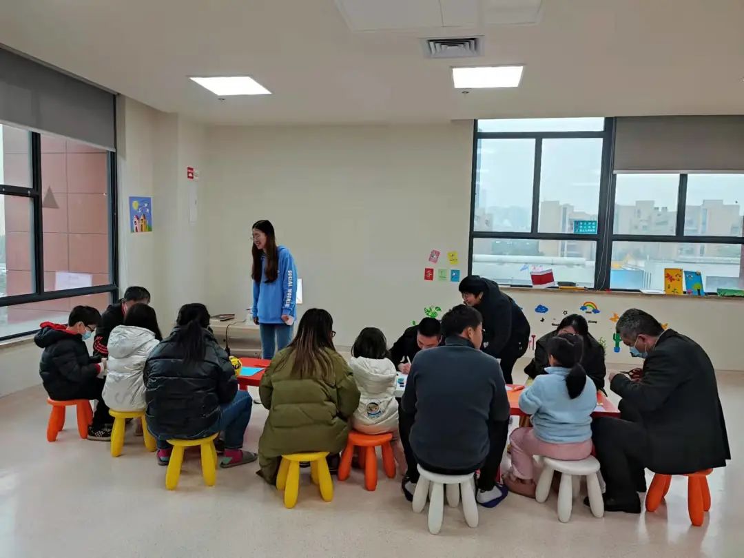 图4:社工团队组织家属志愿者体验亲子活动.jpg