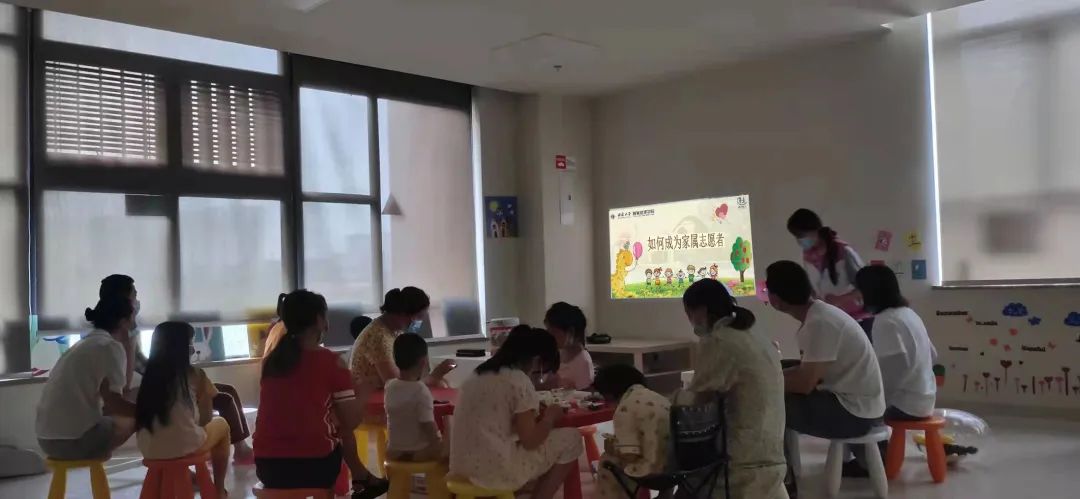 图1:社工团队成员培训肾内科家属志愿者.jpg